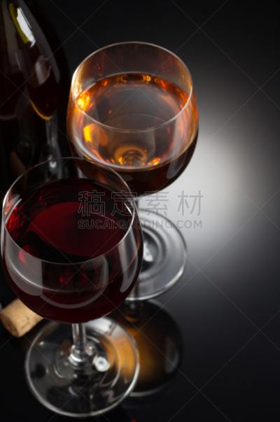 酒瓶,葡萄酒杯,黑色背景,垂直画幅,葡萄酒,平视角,玻璃,含酒精饮料,饮料,瓶子
