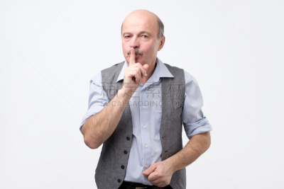 手放在嘴唇上,男人,拉美人和西班牙裔人,络腮胡子,秘密,忠告,老年男人,仅一个老年男人,安静,仅男人