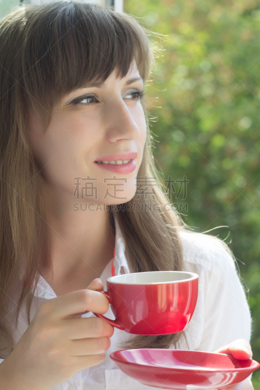 青年人,窗户,梦想,茶杯,女孩,白色人种,负冲效果,垂直画幅,芳香的,拟人笑脸