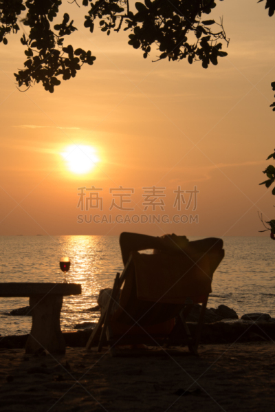 男人,昌岛,垂直画幅,葡萄酒,橙色,玻璃杯,人,含酒精饮料,饮料,泰国