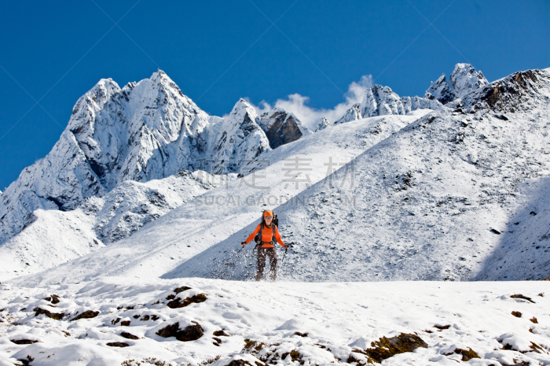 喜马拉雅山脉,徒步旅行,登山杖,水平画幅,雪,旅行者,户外,运动,山,成年的