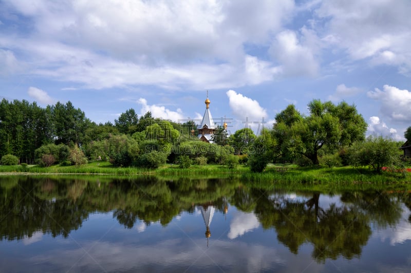 哈尔滨,哈尔滨伏尔加庄园,教堂,花坛,天空,水平画幅,高视角,无人,草坪,夏天