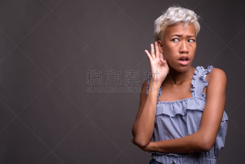 青年女人,灰色背景,短发,影棚拍摄,自然美,半身像,不看镜头,仅成年人,青年人,彩色图片