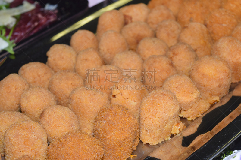 米饭炸肉饼,炸丸子,餐具,水平画幅,开胃品,膳食,熟食店,小吃,盘子,黄色