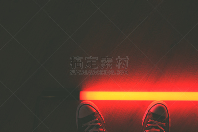 帆布鞋,装管,霓虹灯,室内地面,荧光灯,留白,水平画幅,阴影,电,地板