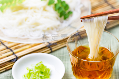 亚洲全麦面,日本,寒冷,日本食品,食品,餐具,夏天,影棚拍摄,大葱,筷子架