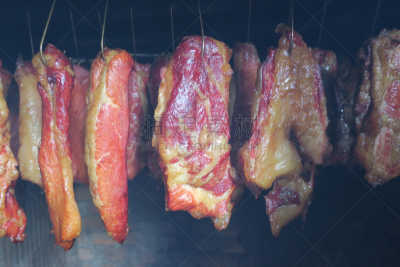烟熏食品,肉,肉干,吊钩,熏猪肉,水平画幅,无人,传统,有机食品,特写