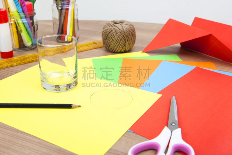 圆形,卷着的,美术工艺,一个物体,短裤,图像,桌子,证章,粗斜纹棉布