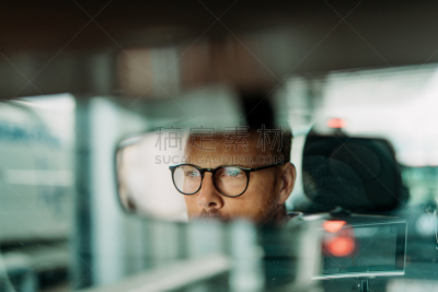 汽车,男人,汽车后视镜,汽车视镜,镜子,司机,垂直画幅,选择对焦,30到39岁,留白