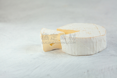 布里白乳酪,白色,清新,白色背景,霉菌,奶酪头帽,咬一口,软乳酪,奶制品,水平画幅