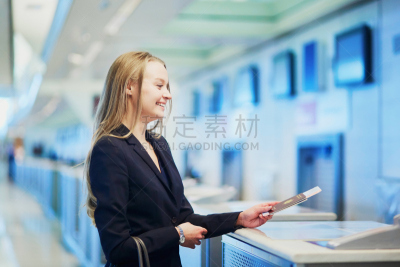 全球通讯,女人,机场,护照,平衡折角灯,随身行李,行李车,登机柜台,机舱乘务员,入学注册