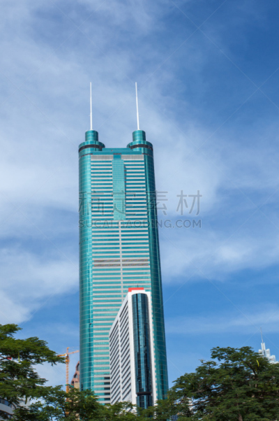地王大厦,深圳,镜头摇上,白云山脉,尖顶,垂直画幅,天空,无人,蓝色,金融