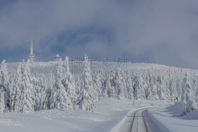 Auf dem Weg durch die schöne Winterlandschaft im Harz