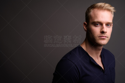 青年人,健美身材,影棚拍摄,灰色背景,男人,男性美,三节长套筒,暗房,胡茬,水平画幅