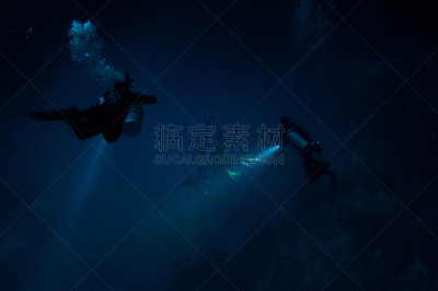 沼穴,手电筒,泡泡,在底端,风景,五个物体,两个物体,圣泉,岩洞探索,极限运动观点