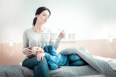 拿着,女儿,温度计,充满的,女人,半身像,水平画幅,父母,家庭生活,独生子女家庭