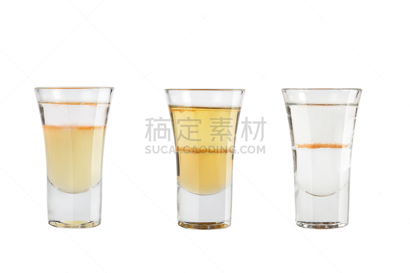 含酒精饮料,小酒杯,力量,白色背景,三个物体,饮料,可爱的,寒冷,清新,辣椒沙司
