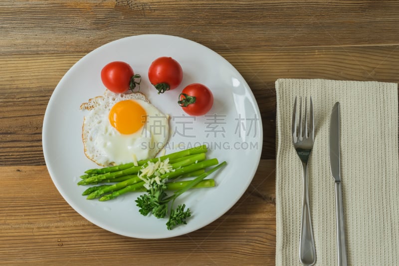 煎蛋,早餐,樱桃番茄,芦笋,绿色,低密度脂蛋白,高密度脂蛋白,摊鸡蛋,餐刀