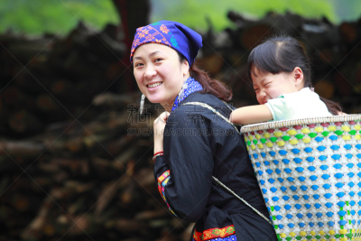瑶族,女人,母女,30到39岁,水平画幅,注视镜头,单身母亲,独生子女家庭,户外,篮子