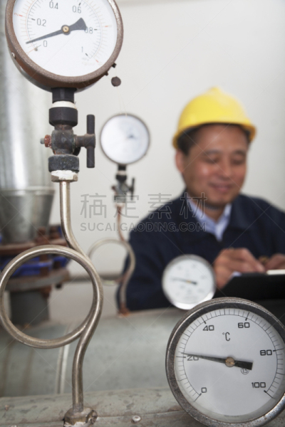 特写,职业,燃油测量表,垂直画幅,正面视角,煤气管,能源,制服,安全帽,仅男人