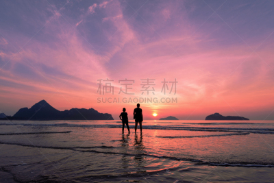 海滩,鸡尾酒,自然美,背景聚焦,两个人,中老年男人,云景,热带气候,浪漫,泰国