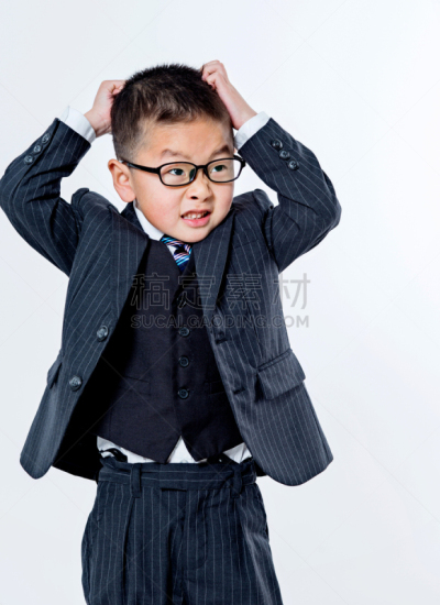 男孩,不高兴的,模仿成人,垂直画幅,正面视角,留白,四肢,黑发,套装,男商人