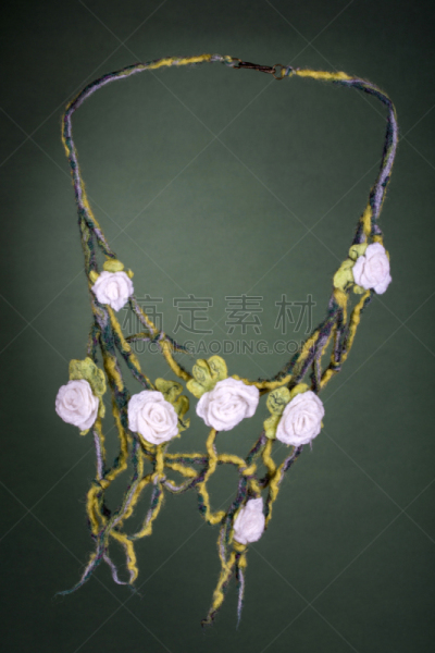 妇女问题,绿色背景,垂直画幅,美,项链,绿色,毛毡制品,乌克兰,针织品,（血管、淋巴管、神经等的）丛