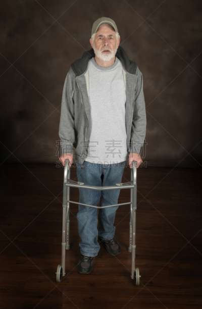 老年男人,注视镜头,褐色,健康保健,仅一个老年男人,彩色背景,仅男人,灰色,一个人,医疗器械