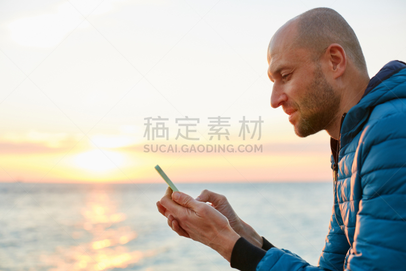 海滩,男人,水平画幅,电话机,早晨,旅行者,夏天,户外,小企业,运动