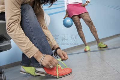 保龄球鞋,青年女人,休闲活动,水平画幅,白人,非裔美国人,18岁到19岁,姿态,青年人,两手叉腰