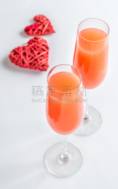 鸡尾酒,两个物体,贝里尼,动物心脏,垂直画幅,普罗赛柯起泡酒,无人,桃,含酒精饮料,饮料