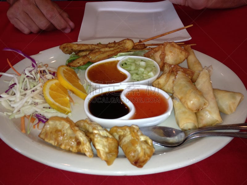 餐盘,开胃品,馄饨,春卷,饺子,酱油,水平画幅,纺织品,膳食,男性