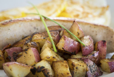 香肠,马铃薯,红色土豆,patatas bravas,薯条,细香葱,餐具,主食,水平画幅,胡椒