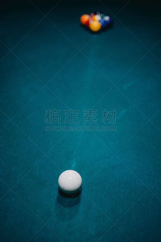 进行中,青年男人,球袋,垂直画幅,球,青少年,桌球台,台球,男性,仅成年人