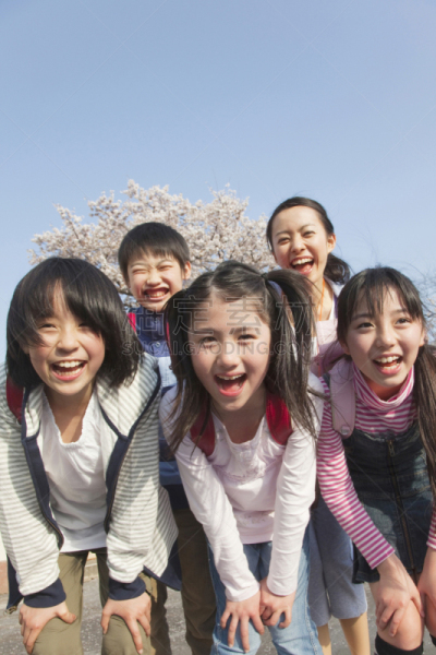 教师,小学,四个人,女性,学校操场,五个人,垂直画幅,天空,人群,户外