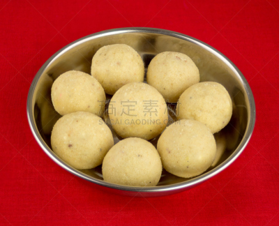 银盘,桌布,红松,印度小吃拉杜,偏好,粗麦食物,雪花巧克力,奶油巧克力软糖,水平画幅,素食