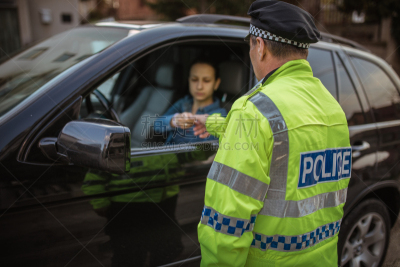 汽车,警官,真实的人,驾驶执照,交通,迅速,女人,超速罚单,急救服务职业,户外