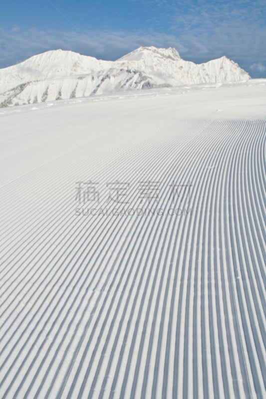 雪,制造机器,理毛行为,运动跑道,阿拉维斯山脉,宠物美容师,轮胎印,垂直画幅,天空,气候