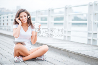 平和,音乐,水平画幅,夏天,一次性杯子,咖啡,背面视角,技术,触控板,计算机