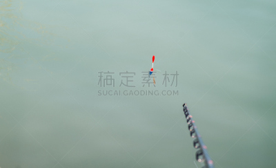 钢筋,充气筏,水,简易钓鱼,鱼漂,吊钩,休闲活动,水平画幅,捕捞鱼,夏天