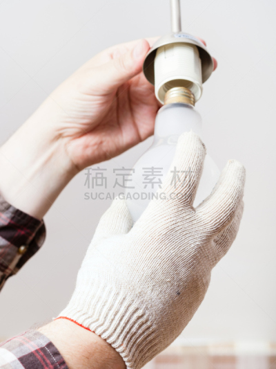 灯,电工,垂直画幅,白炽灯泡,新的,电灯泡,玻璃,天花板,白人,家居设施
