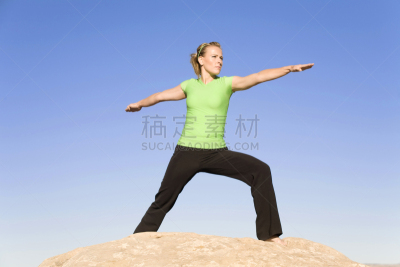 瑜伽,张开手臂,女人,天空,宁静,水平画幅,绿色,岩石,蓝色,户外