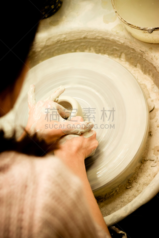 陶瓷工艺品,陶工旋盘,表现主义,艺术模特,面无表情,垂直画幅,纯净,仅成年人,现代