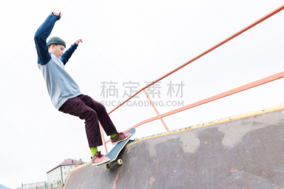 青少年,连帽运动外套,长袖衫,滑板,栏杆,牛仔裤,滑板公园,滑梯,车轮,休闲活动