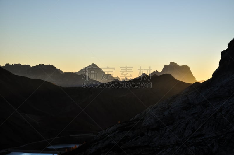 山,多洛米蒂山脉,意大利,徒步旅行,正下方视角,裴尔莫山,马尔莫拉达峰,上阿迪杰,水,天空