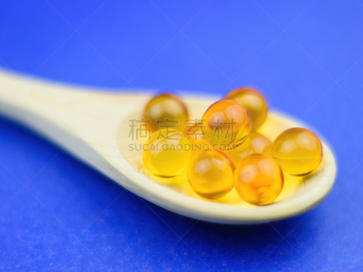 胶囊,蓝色背景,汤匙,鱼油,木制,选择对焦,褐色,替代疗法,辅导讲座,水平画幅