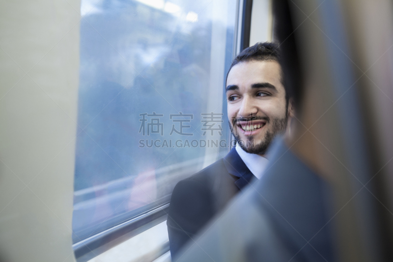 地铁,透过窗户往外看,男商人,青年人,列车内部,在活动中,旅途,交通工具内部,仅男人