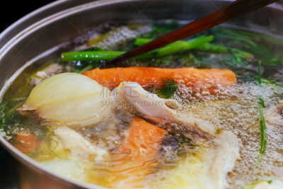 炖锅,肉汤,鸡翅,鸡肉,水,胡萝卜,水平画幅,膳食,浓味肉汤,金属