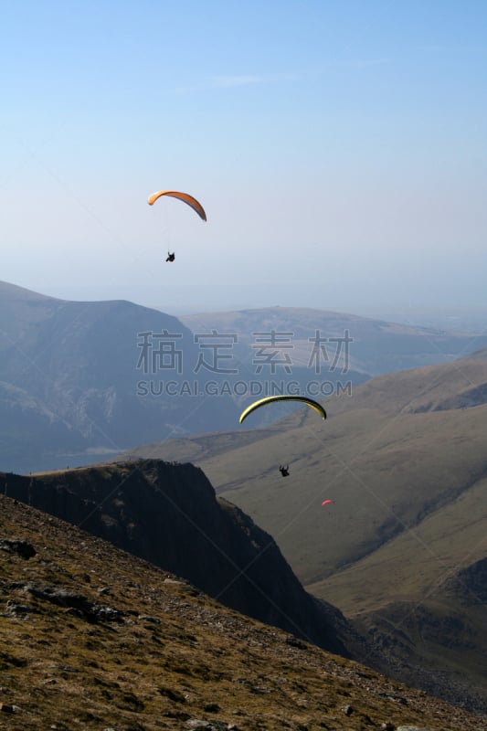 高崖跳伞,山脉,在上面,卡博科如格,史诺顿山,卡纳芬城,斯诺登峰,格温内思郡,北威尔士,垂直画幅