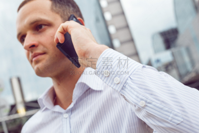 男商人,特写,手机,认真的,注视镜头,办公室,领导能力,水平画幅,电话机,衬衫